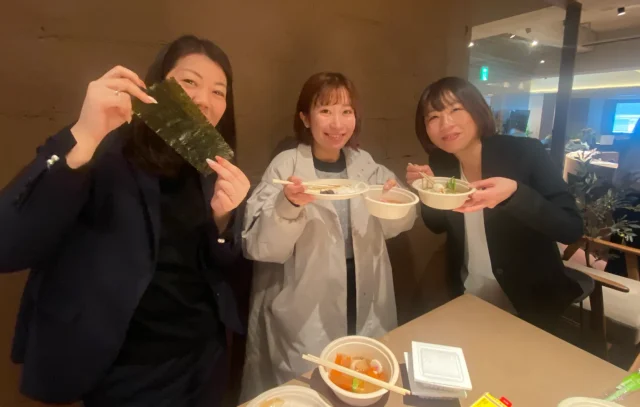 餅つき　実食　様子